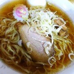 信々 - ラーメンのスープは澄んでいる