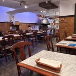 PIZZERIA CAPOLI - お店は広々〜