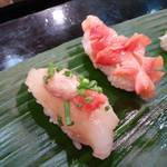 量平寿司 - カワハギ　肝をのせて、赤貝