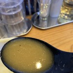 吉田製麺 - 照明の関係か、鶏白湯のスープ自体はかなり茶色系