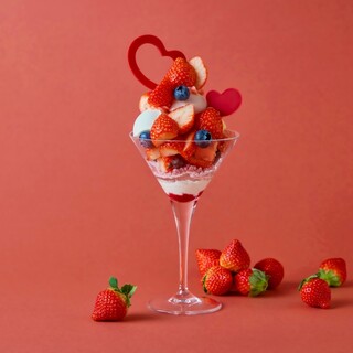 【季節のデザート】ロイヤルストロベリーパフェ