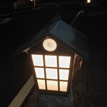 たちや鳥 - 高千穂神社への道沿いの灯籠。