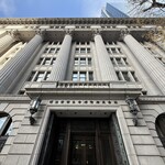 明治安田CAFE 丸の内 - 5層分を貫く巨大なコリント式の列柱