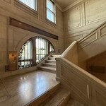 明治安田CAFE 丸の内 - 大理石の階段