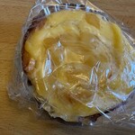 パン工場 - 料理写真:りんごとカスタード１３８円。  生地にカスタードクリームとリンゴの果実を乗せて焼き上げてあります。