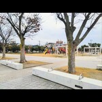 イタリアンと韓国料理 イタコリ パッパーレ - 子供用の大きなアスレチックがど真ん中にあるお店 前の大枝公園。