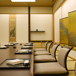 和の趣に満ちた居心地の良い空間。人数に応じて選べる個室有
