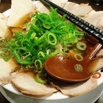 よってこや - 醤油ラーメン（チャーシュウ麺）　810円　新宿でこのプライスなら充分か