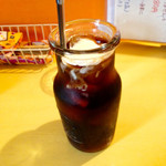 アリクイ食堂 - セットのドリンクのアイスコーヒー。器が変わっている。アイスだと一杯だけだが、ホットコーヒーだとセルフで飲み放題だ。