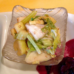 アリクイ食堂 - 酸味の効いた味付けでセロリ等の野菜を食べる一品。口が爽やかになってリセットされる感じで、たいへん気に入った。