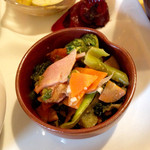 アリクイ食堂 - 副菜の一つ、野菜炒め。副菜は日によって替わりバリエーションが豊富。生野菜、温野菜、煮物、酢の物など様々な味付けで野菜を沢山摂れるのが魅力の一つだ。