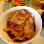 アリクイ食堂 - メインの生姜焼き。量は多くはないが、肉は厚切りで食べ応えがある。味はしっかりと濃いめで、ごはんがすすむこと！