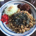 カレー館 - 料理写真:ドライカレーにハンバーグを添えて