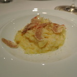 リストランテ カノフィーロ - ユリ根と卵黄　パルミジャーノチーズ　リゾット　たっぷりとアルバ産白トリュフをかけて