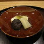 日本料理 太月 - 炊き合わせ：鱈のおぼろ巻き・しいたけ・葱