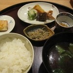 日本料理 太月 - 〆のごはん：鮭のハラス・えびの頭と味噌で作った振りかけ・ちりめん山椒