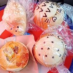 パン香房 ジャックと豆の木 - 手前が明太子のパン、ハリネズミパン（カレーパン）
