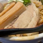 きりきり舞 - チャーシューは大ぶりなのが1枚とメンマ極太2本！