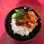 横浜ラーメン 相馬家 - サービスライス＋サビチャ＋胡瓜古漬け＋豆板醤