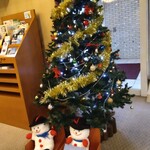 お食事処 多七 - ハイマートさん１階のロビーのクリスマスツリー 雪だるま
