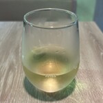 小さなトマト - グラス白ワイン　770円