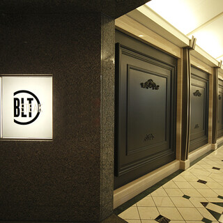 ハービスPLAZA1階。重厚なエントランスが、至福のディナーへの期待を高めます。