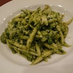 バジリコのベーコンと小エビ、緑野菜のトローフィエ