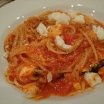 モッツアレラチーズとバジリコのトマトソースのスパゲティーニ