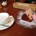トーキョーストーリーカフェ - カフェラテとイチゴのシフォンケーキ