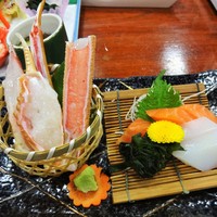 札幌かに本家 名古屋駅前店 - 定番の「流氷かに北海造り」です。蟹の身が透き通っていて盛り付けも綺麗です。