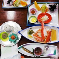 札幌かに本家 名古屋駅前店 - 宴会が始まる前のセッティングはこんな感じです。前菜盛り合わせや、定番のカニ酢等がならんでいます。