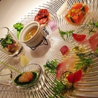フィオッキ - 前菜6種（黒鯛のカルパッチョ、アコヤ貝の貝柱のフリット ほうれん草のピュレ、炭火焼きした豚肉のロースハム、トスカーナ風サラダ、ジャガイモのフリーコ 蛸のラグーソース、野菜のテリーヌ、バーニャカウダ）