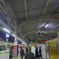 春秋ツギハギ 日比谷 - 夕方はそこそこ混雑するなぁと思いながら駅ホーム上を移動し