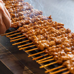 博多とりかわ大臣 - 料理写真:焼き鳥を焼いているところ