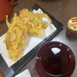 そば処ふるさとの草笛 - かき揚げ(小海老と野菜)！　450円。