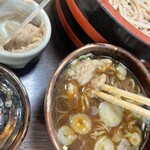そば処ふるさとの草笛 - くるみのペーストを混ぜて頂きます。
