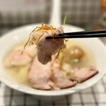 334397907 - 鶏・豚2種のチャーシューに芽ネギ、そして印象的だったのが乾燥エノキ。