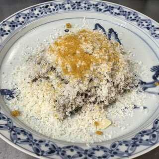 からすみ×熟成チーズの濃厚な組み合わせ。酒の肴にも映える逸品