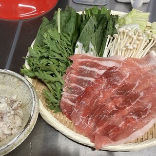 体にやさしく美味しい。自然薯とろろ鍋と純粋金華豚しゃぶしゃぶ