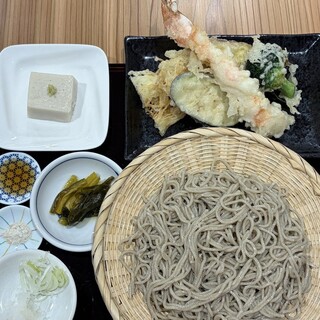 シンプルだからこそ光る。天然大海老の旨味が際立つ天せいろ