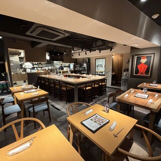 大杉一枚板カウンターが生む一体感。専用出入口付き個室完備