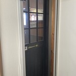 ブラッスリー カテリ - お店は2階で出入り口です