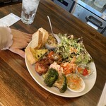 ブラッスリー カテリ - 大皿〜比較のため手を置いてみました