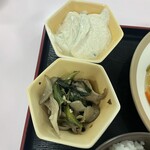 辛酉会食堂 - ピーマンの中華風白和えと小松菜と舞茸のアヒージョ