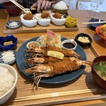 オクヤマ食堂 - 有頭えびの大きなえびフライ定食