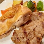 トラットリア クアルト 西新宿 - メイン　鶏モモ肉と豚肩ロースのグリル