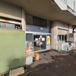 朝から中華 まんふく - 建物内に入り通路を裏側迄突っ切る