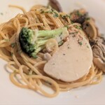 ベジバル チバットリア - 「牡蠣ときのこのパスタ（ 醤油生クリーム）」
      こちらは普通盛りを半量ずつ取り分けていただきました(^^)