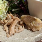 ベジバル チバットリア - キノコのペペロンチーノ＆何かのお魚の焼いたのと何かのポテサラ♡←聞いたそばから忘れちゃった…( ˊᵕˋ ;)ｽﾐﾏｾﾝ