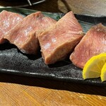 炭火焼肉ぐら - これぞ多分厚み日本一の厚切り牛タン